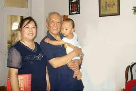 70岁古稀老人恋上30岁保姆，两人婚后生下一子，9旬老父亲乐开花图片