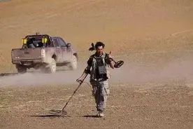 玉树陨石坠地那一刻，有一群人已经挎上背包，开启他们寻宝之旅图片