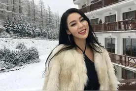 38岁阿姨热衷健身，打造性感的沙漏身材，还找到小12岁的男友图片