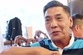 54岁歌手屠洪刚罕露面，皱纹横生头发渐白显老态，鼻子伤痕惹人疑图片