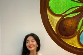 杨采钰私服，小碎花的法式复古时髦的优雅格调，非常贴合气质图片