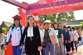 走红毯冠冕！张掖这群高三学子今天毕业啦图片