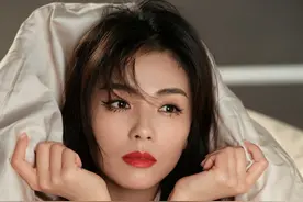 刘涛失眠妆容眼如点漆时尚个性 身着睡衣潋滟红唇女人味足图片