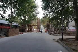 老婆放假第一天在家做几个小菜，老赵和兄弟喝一瓶白酒，寻找快乐图片