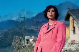 盲山：女大学生被拐卖给穷矮光棍，生下孩子后逃跑不成，提刀杀人图片