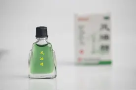 吃饭的时候衣服沾到油渍怎么清洗？掌握这4个方法，衣服马上干净图片