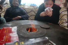 燃烧的烤火炉，乡村一家人坐在回风炉边烤火，摆龙门阵，其乐融融图片