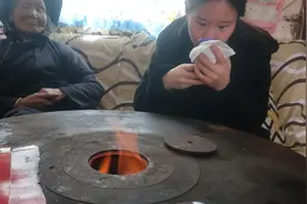 燃烧的烤火炉，乡村一家人坐在回风炉边烤火，摆龙门阵，其乐融融图片