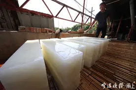 高温下的制冰厂，有人热得出汗，有人冷到发抖……图片