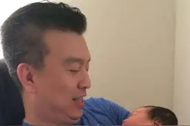55岁央视主持人张泽群疑隐婚生子，晒宝宝同框合影，满眼都是宠溺图片