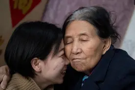 街头捡回残疾弃婴，58岁独居老人拾荒养育，25年后女孩用冠军回报图片