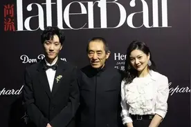 张艺谋一家三口久违同框，长子脸长眼小不像爸，39岁陈婷有气质图片