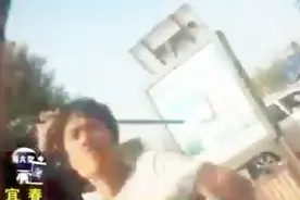 无牌宝马越野车冲卡，事后车主召集多名年轻人折返殴打交警视频封面