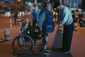 街拍不仅有美女帅哥还有老人与海图片