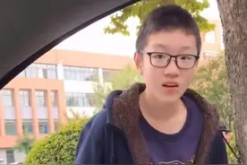 山东一老师偶遇7年前幼儿园教过的学生，互相秒叫对方姓名太感动图片