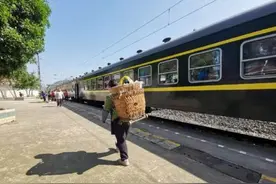 綦江这趟最低只要2元的列车 票价25年不涨，沿途是风景和人生百态图片