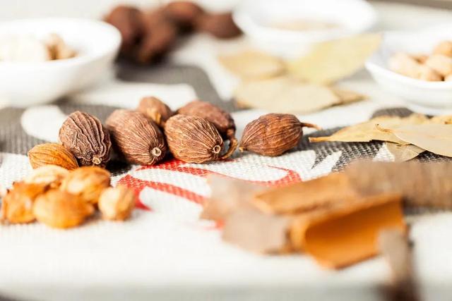 跷脚牛肉：乐山人的市井和江湖