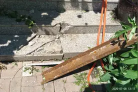 忍不了了！哈尔滨市民住别墅竟被“高空抛物”？钉子、螺丝，还砸下百斤重的槽钢图片