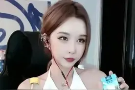 CSGO女主播大菠萝，颜值真的高，万圣节女巫皮肤太性感了图片