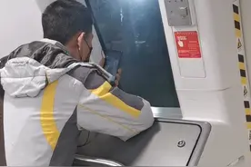 上海地铁回应不明男子坐在地铁无人驾驶舱：是列控人员早高峰保驾图片