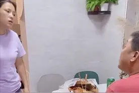 江西200斤丈夫喝啤酒吃烧烤，妻子吐槽：咱俩认识的时候你才116斤图片