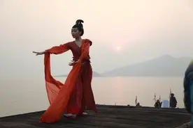 《灵魂摆渡》的导演真会挑，当初的配角，如今已经红透半边天图片