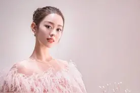吉娜嫌自己嘴小故意把口红涂到外面，本以为很好看，结果一言难尽图片