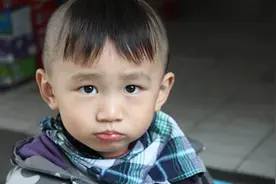 “姥姥亲还是奶奶亲？”孩子一句话妈妈怒了，两位老人尴尬至极图片