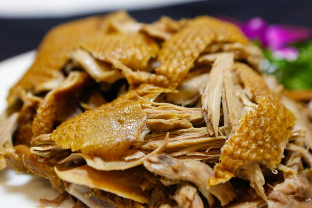 猪肚煲鸡可以放花胶吗 猪肚鸡汤可以放花胶吗