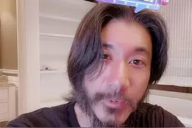 王力宏直播引争议，被调侃邋遢到认不出，与美女网红连线面露尴尬图片