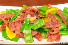 炒所有青菜多加这1步都能保持翠绿，色香味俱全的荷兰豆炒腊肠图片