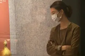 38岁车晓久违亮相，穿无领夹克配阔腿裤看展览，瘦成这样怪心疼图片