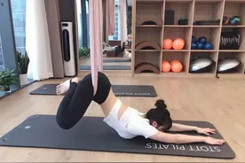 小姐姐优雅身姿午后瑜伽，挑战高难度动作图片