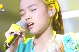 女孩实力翻唱经典作品，用独特的嗓音征服全场观众，爆发力十足!图片