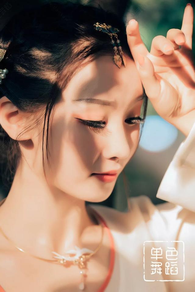 抖音点赞过百万的古风歌曲《芳华慢》，一舞心醉
