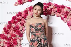 郑恺前女友程晓玥真潮，花裙都能穿得如此美丽，配高马尾太"辣"图片