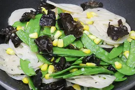 家常菜荷塘小炒，菜如其名，鲜嫩碧绿，清脆爽口，全是素菜比肉香图片