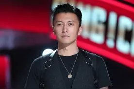 王菲和赵薇志趣相投？谢霆锋迫不及待，赵薇和帅哥深夜互动图片