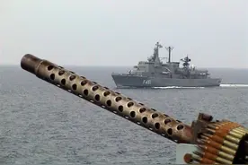 太丢脸！土耳其军舰猛撞希腊战舰，技艺不精，土舰被撞到大轴断裂图片