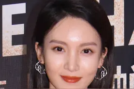 金晨一袭吊带蓝色礼裙，展现优美的天鹅颈图片