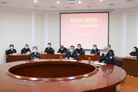 爬坡过坎 慎终如始图片