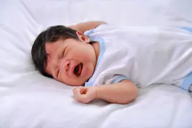 宝宝睡前大哭大闹还难哄？不一定是闹觉，可能是他在“诉苦”图片