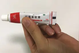 患有痔疮，疼痛，睡不着觉，痔疮能抹“红霉素软膏”吗？图片