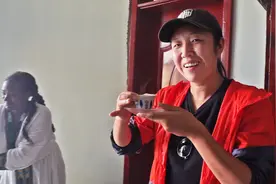 一边烧香一边炒咖啡豆！侣行带你看埃塞人“佛系”做咖啡视频封面