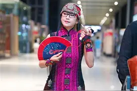 真正优雅层次高的女人，很少穿短裙、短裤，看杨丽萍你就知道了图片