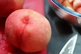 6月，就想来杯冰爽饮料，自制蜜桃饮健康低热量，5分钟就能做好图片