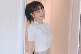 李小璐晒美照，穿露脐装秀腹肌马甲线性感吸睛图片