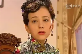 蝴蝶结丝巾和发卡，都是依萍玩剩的！雪姨：我19年前就背LV了图片