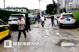 仓山一工地施工附近路面坑洼积水，市民通行存安全隐患图片