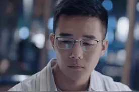 《小舍得》每次变换不同地址且戴口罩戴墨镜上课的人，居然是钟益图片